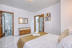 Alquiler Vacacional - Stylish 2-bedroom apartment with WiFi, AC in vibrant San Ġiljan
