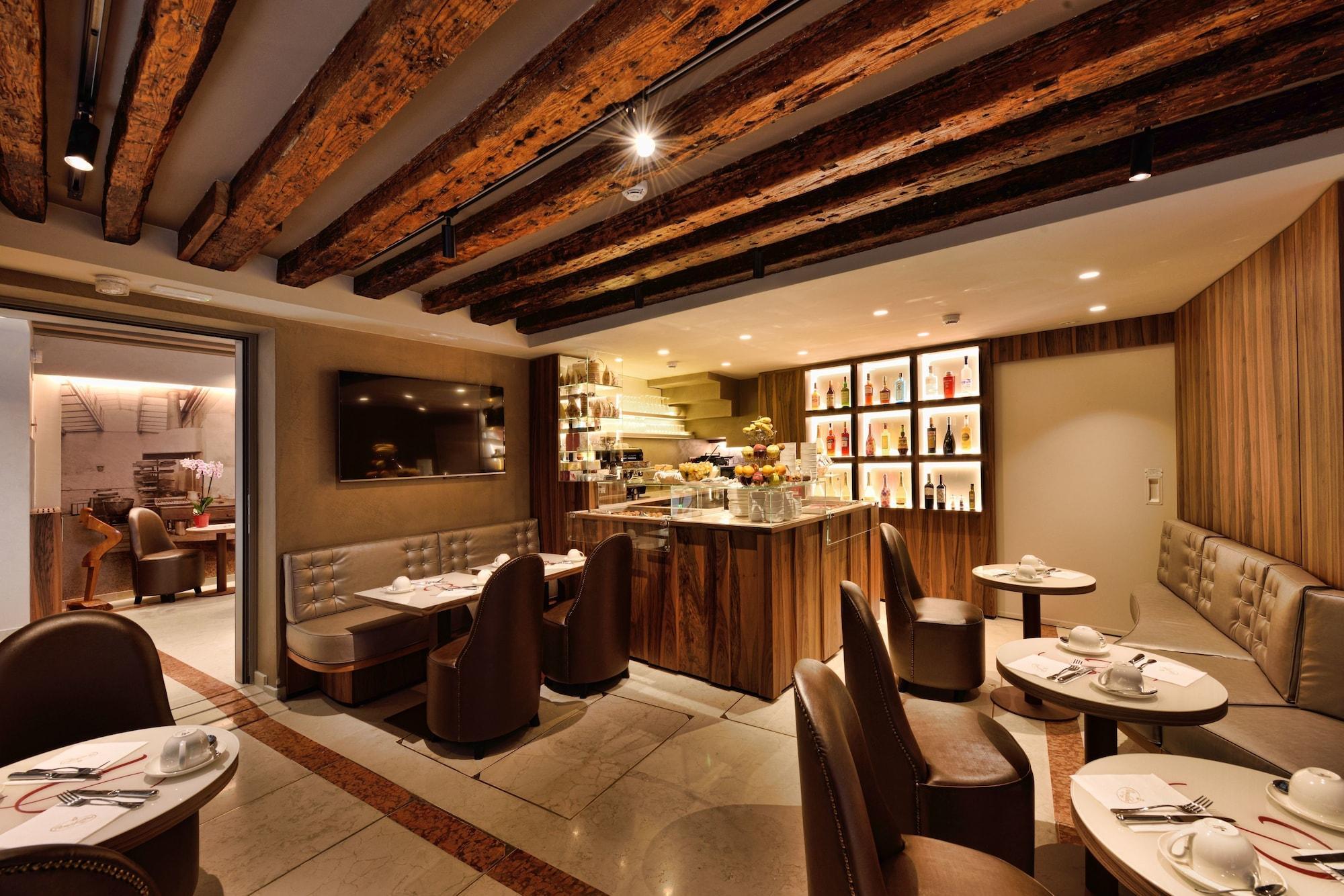 Bar/Salón Rosa Salva Hotel