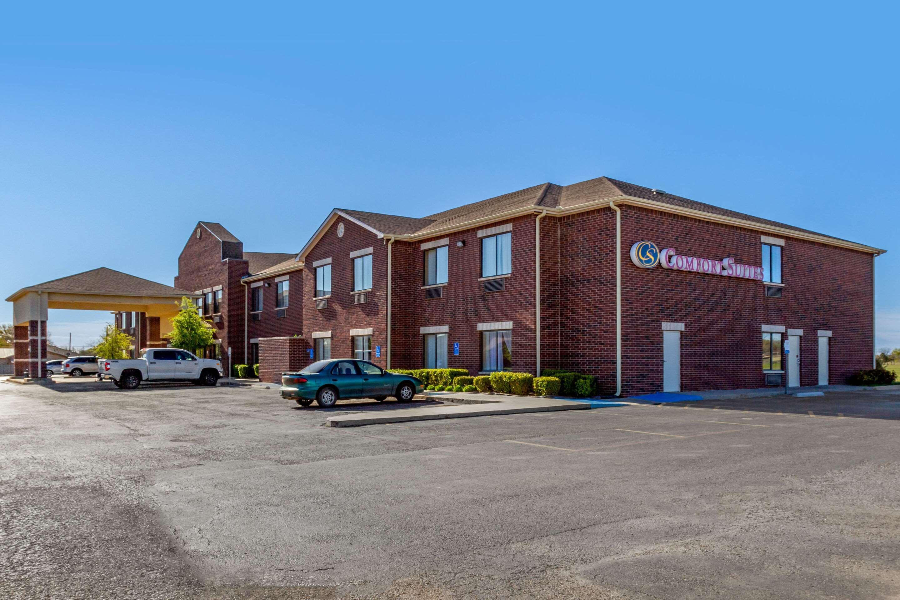 Vista Exterior Comfort Suites Plainview