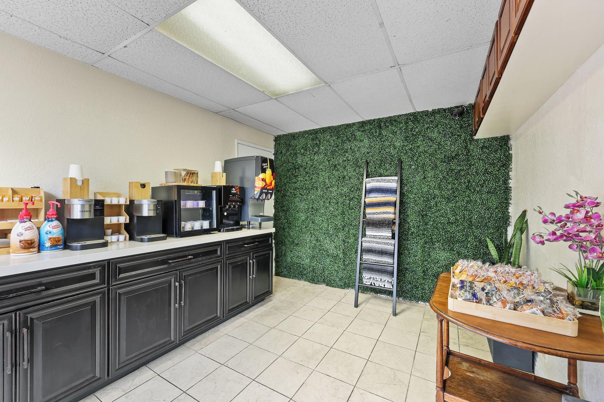 Restaurant Catalina Courtyard Suites