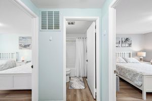 Alquiler Vacacional - Spacious, recently renovated centrally located condo with pool and parking