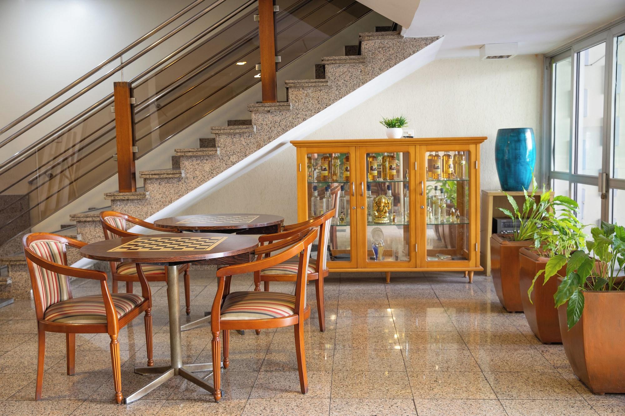 Vista Lobby Ritz Plaza Hotel