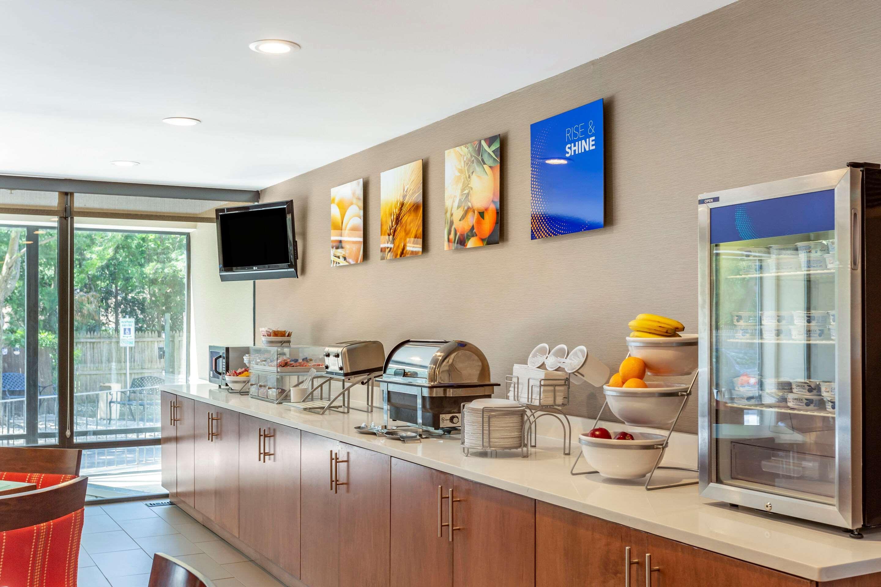 Restaurant Comfort Suites Oakbrook Terrace near Oakbrook Center