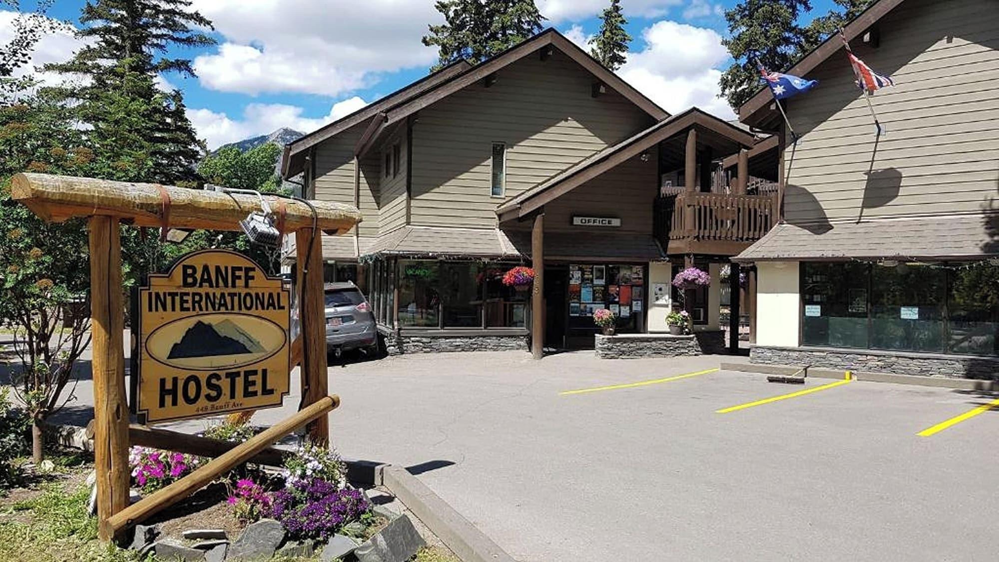Varios Banff International Hostel