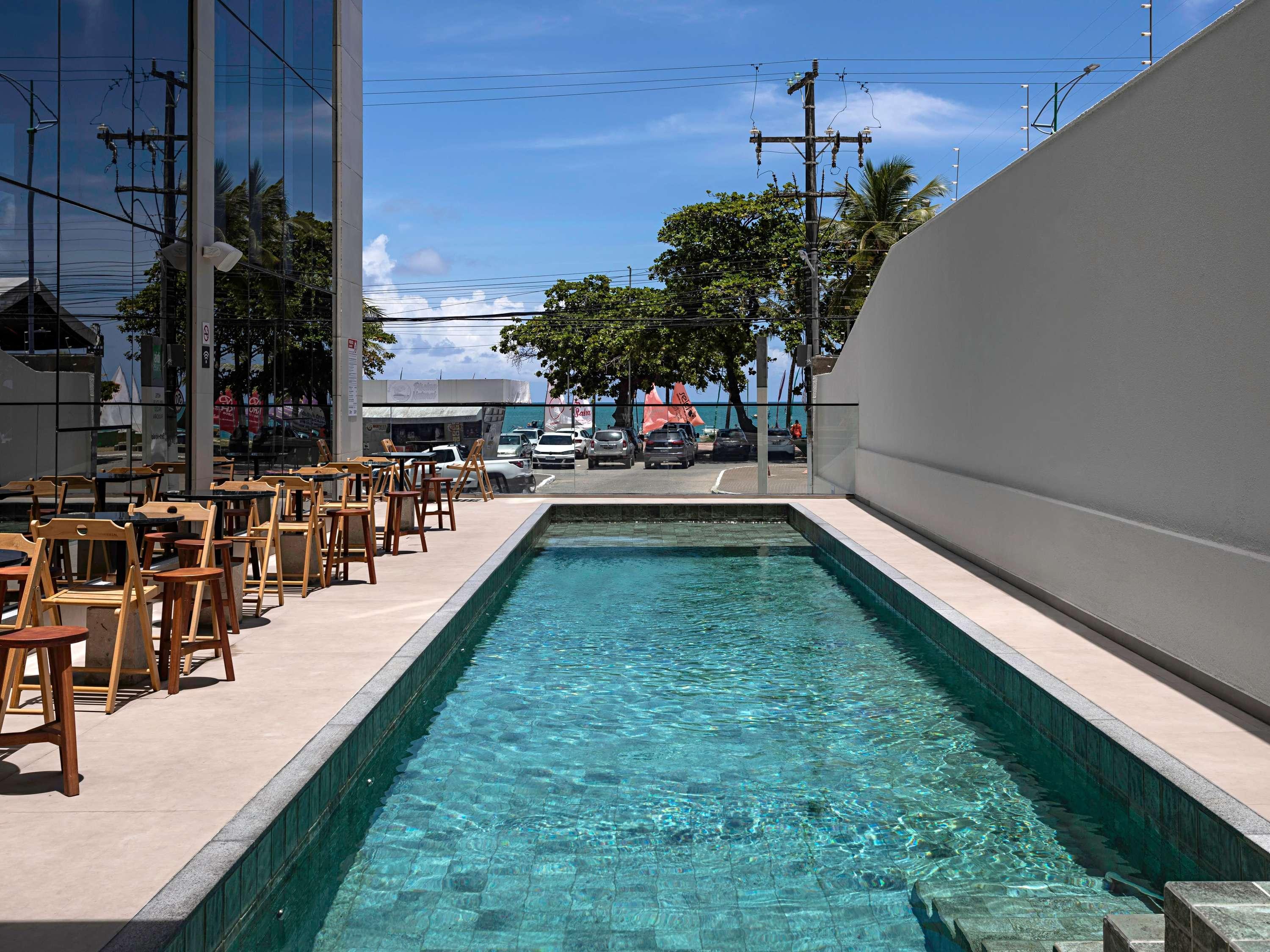Vista Piscina Ibis Styles Maceió Pajuçara