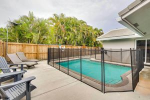 Alquiler Vacacional - Pet-friendly Paradise w/ Pool ~ 6 Mi to Beach!