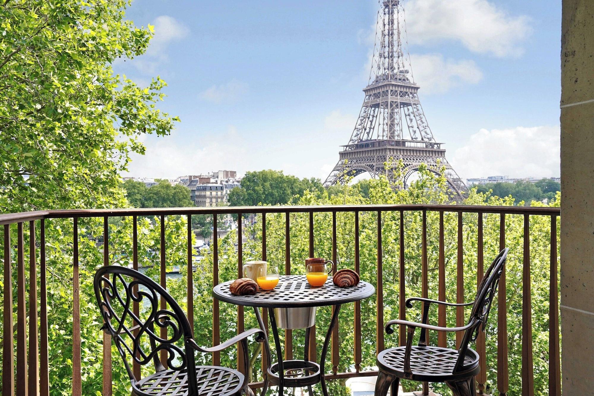 Restaurant Luxurious Apartment - 2br- 6P Eiffel Tower View