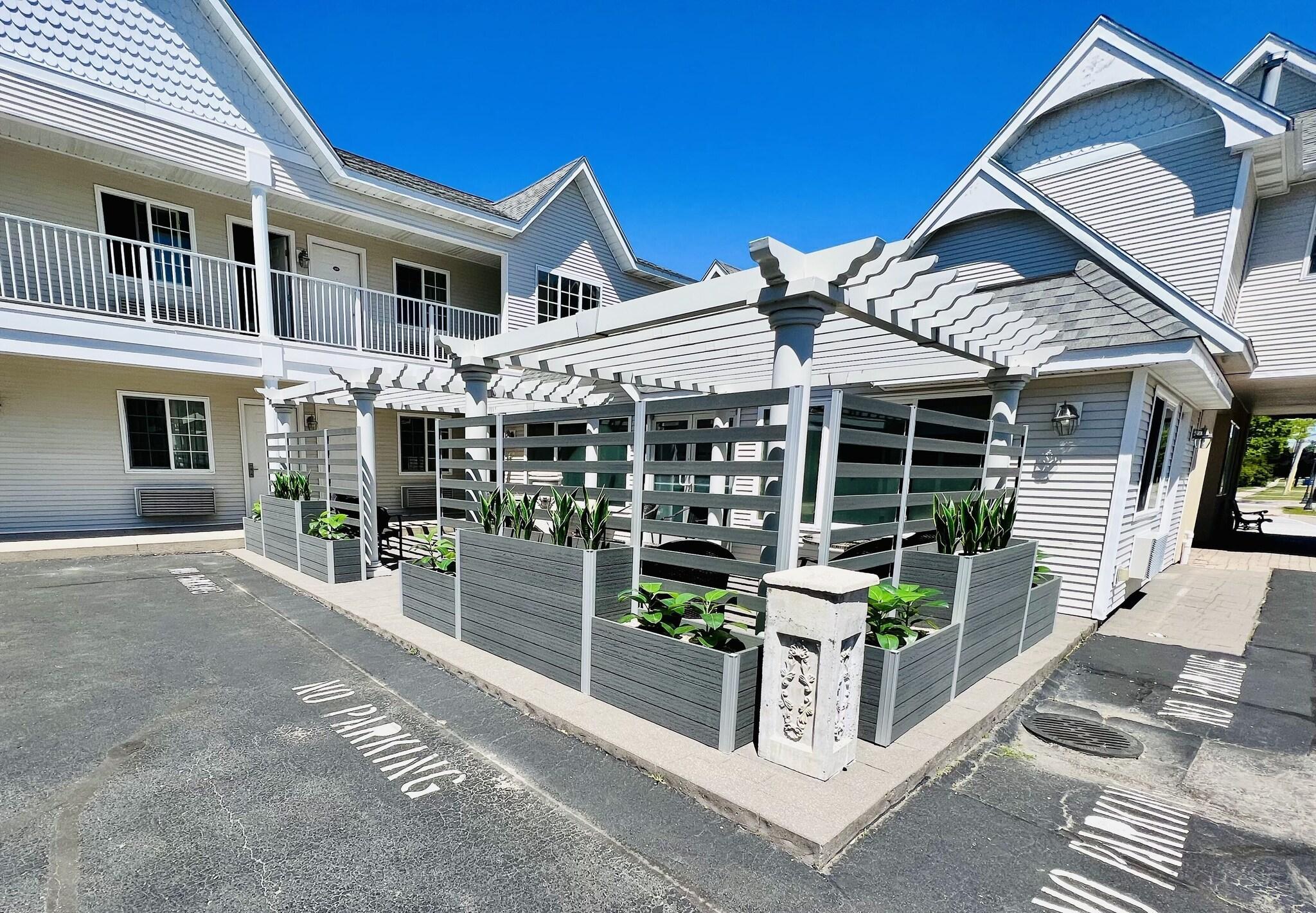 Varios Court Plaza Inn & Suites