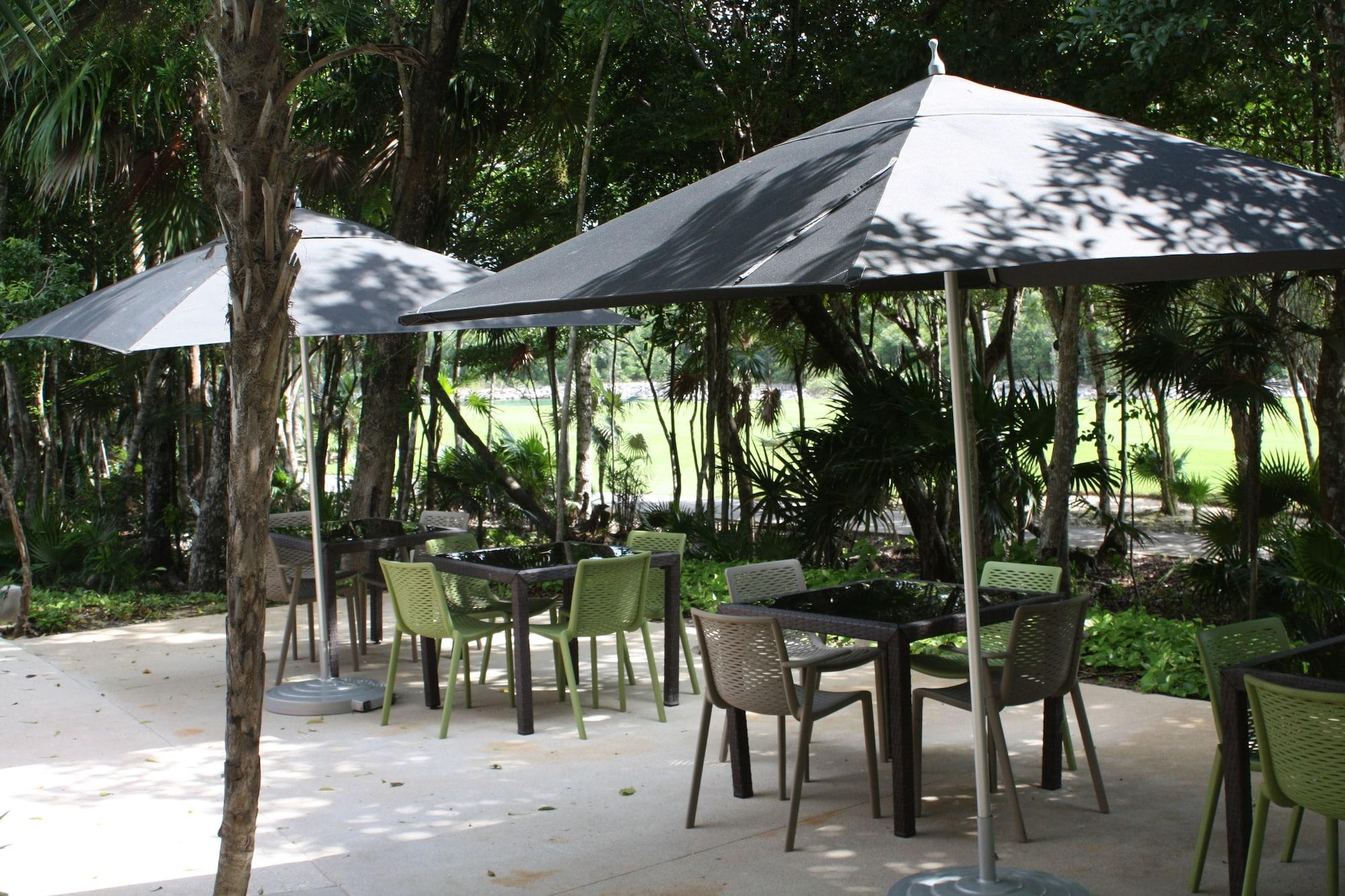 Restaurant Charming 2 bedroom Apartment within Bahia Principe Resort