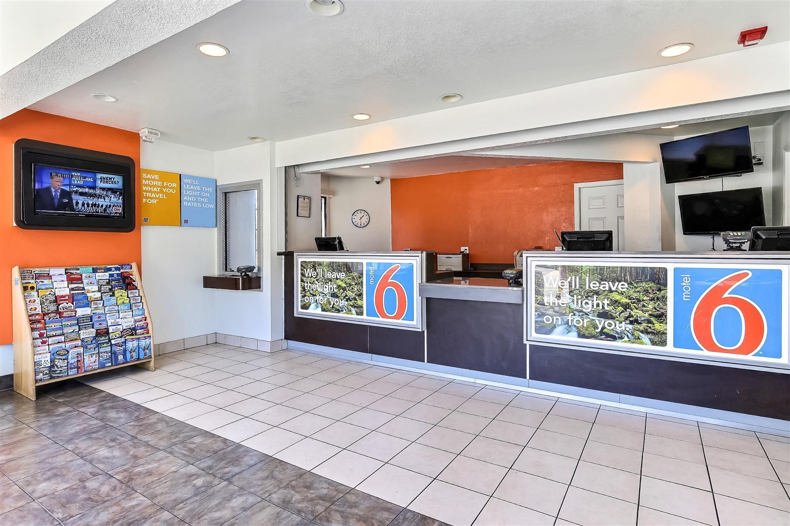 Vista Lobby Motel 6 Oakland Airport