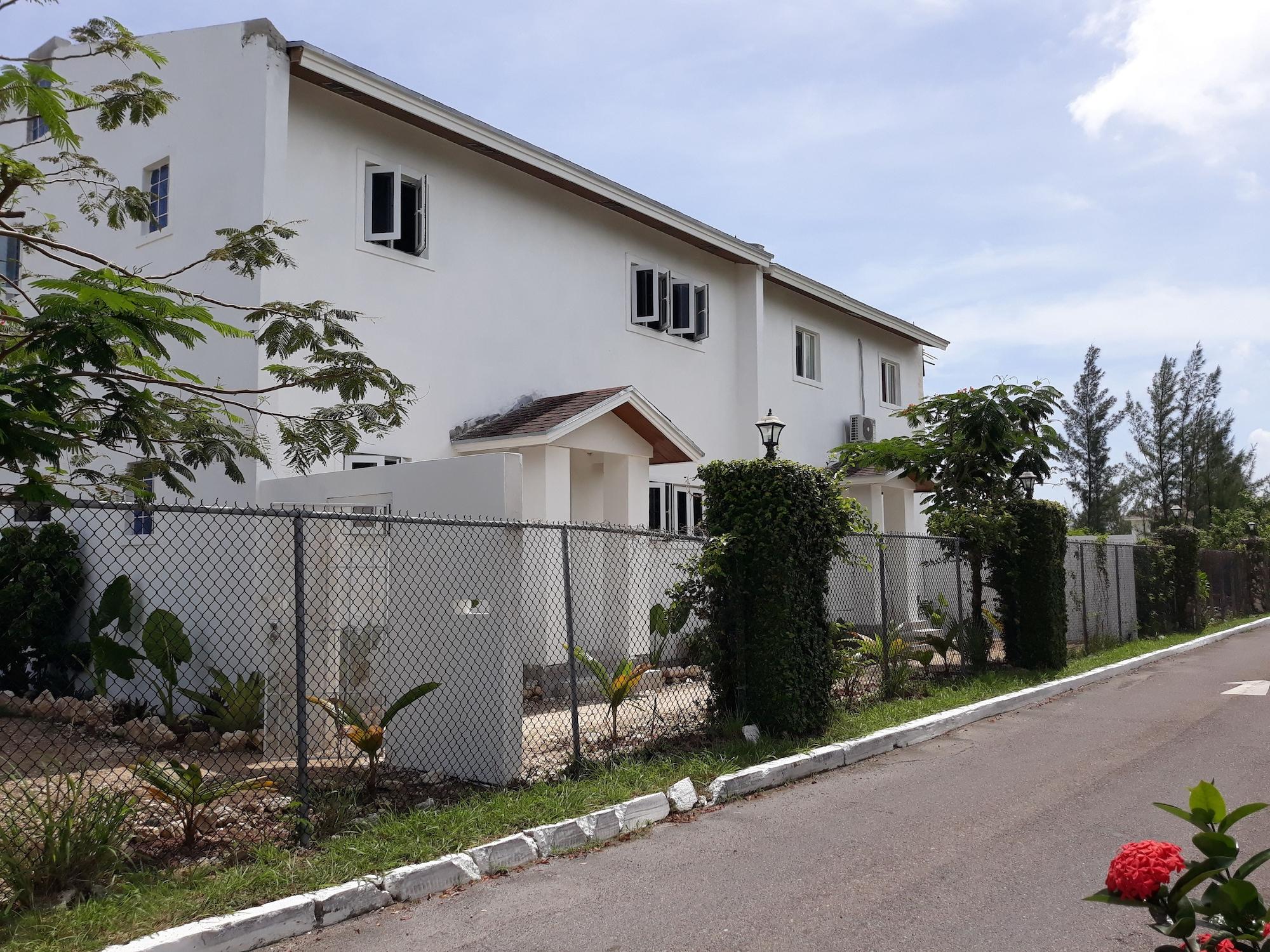 Vista Exterior BELL At The Airport Suites - No Smoking & Adults Only - Free Airport Transportation
