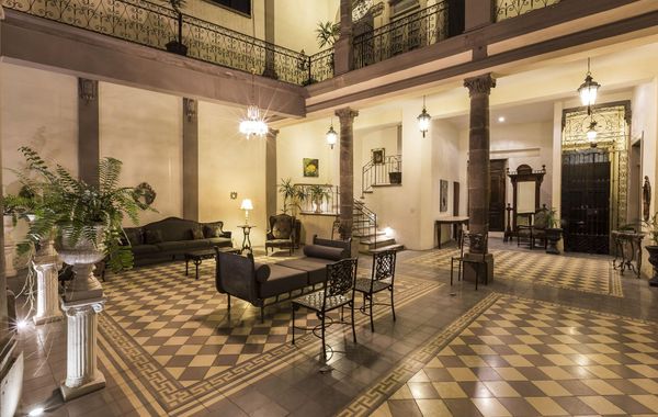 Entire house/ Private POOL/5 bed/5 full bath/ / Awarded #1 renovation by city - Hoteles con alberca en Guadalajara, Jalisco