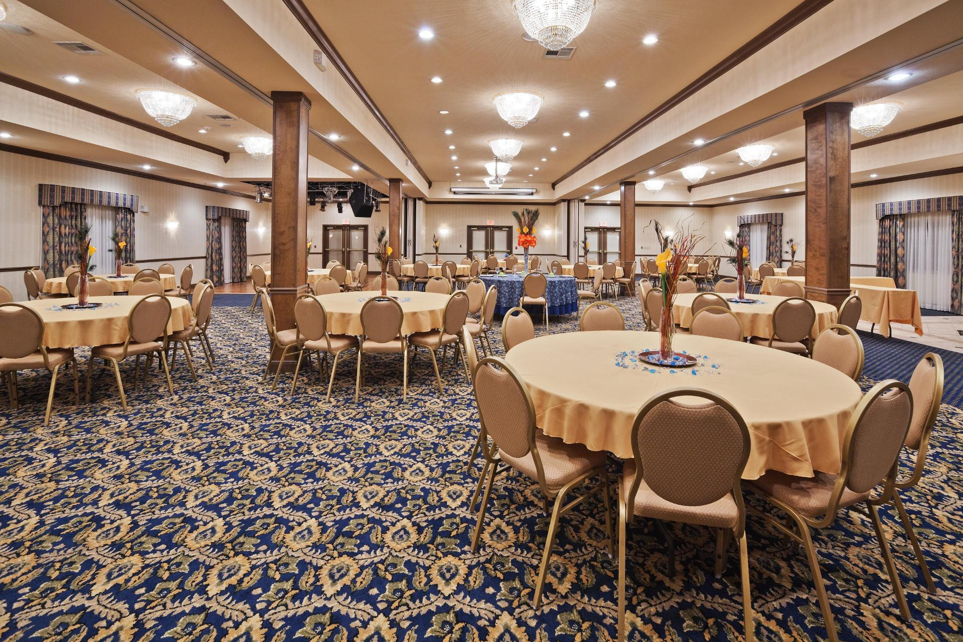 Centro de Negocios Holiday Inn Express and Suites Jenks
