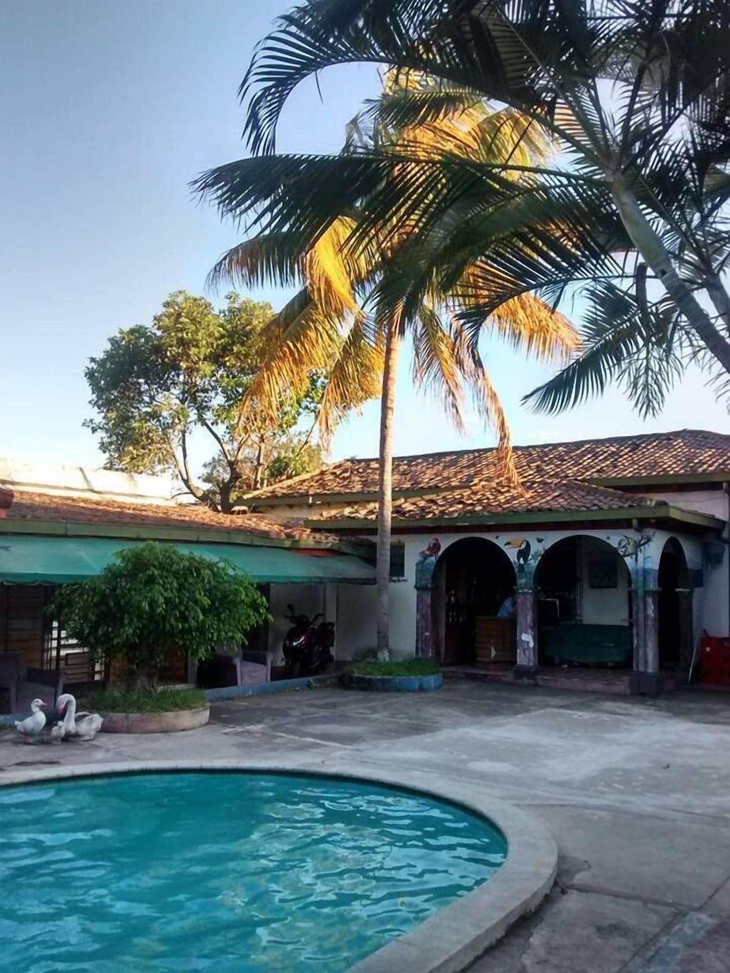Vista Piscina HOSTAL TROPICANA