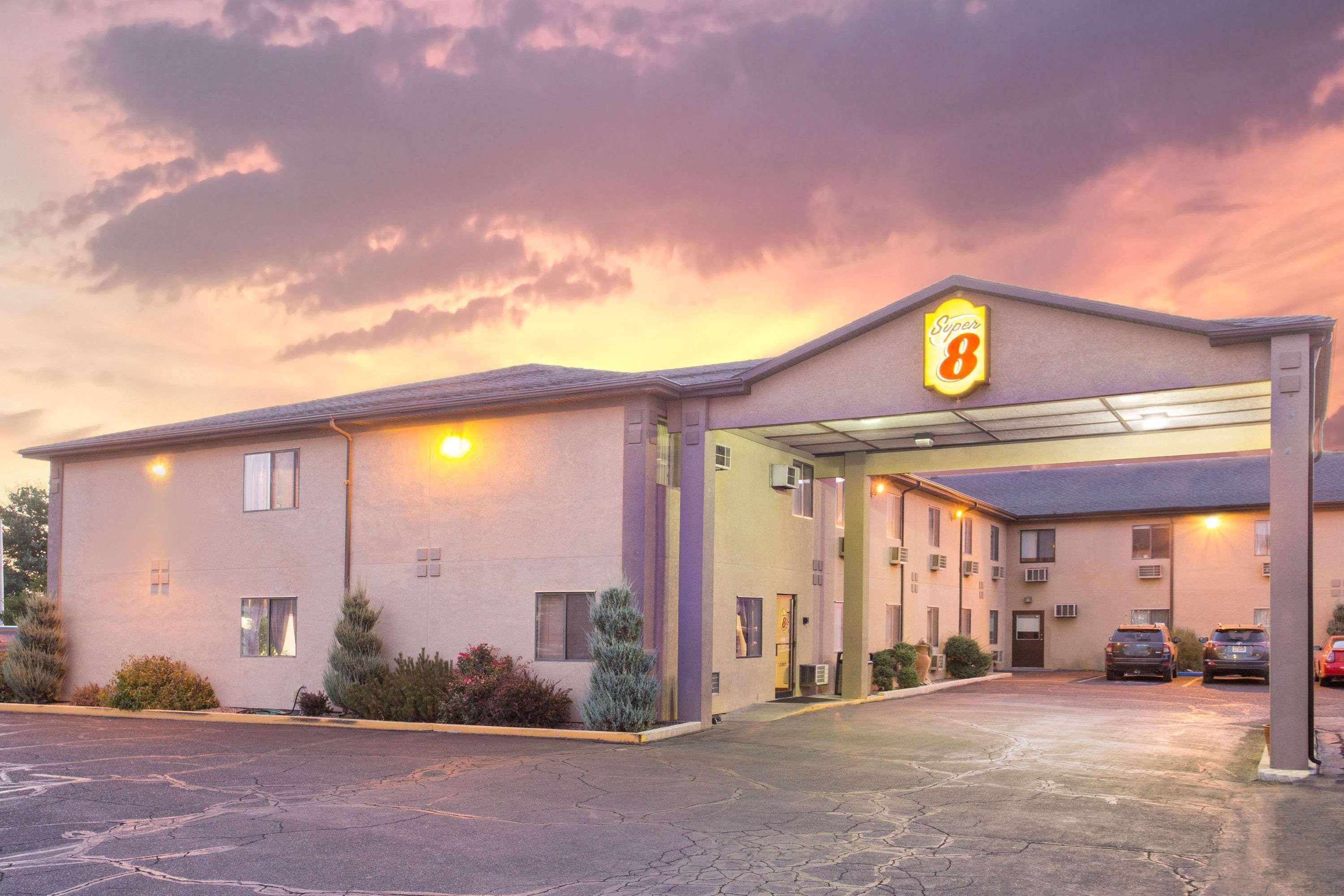 Vista Exterior Super 8 by Wyndham Elko