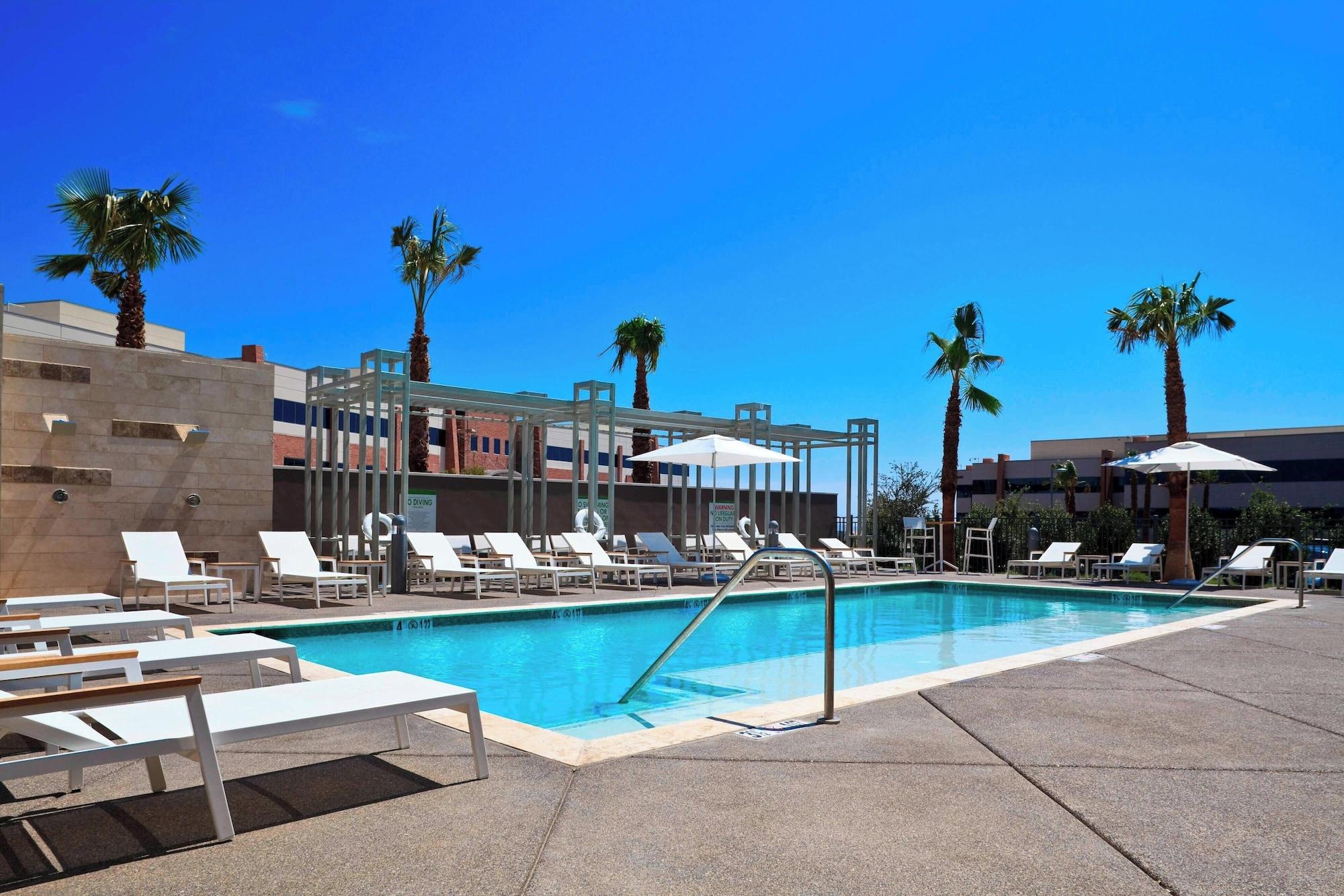 Vista Piscina Element by Marriott Las Vegas Summerlin