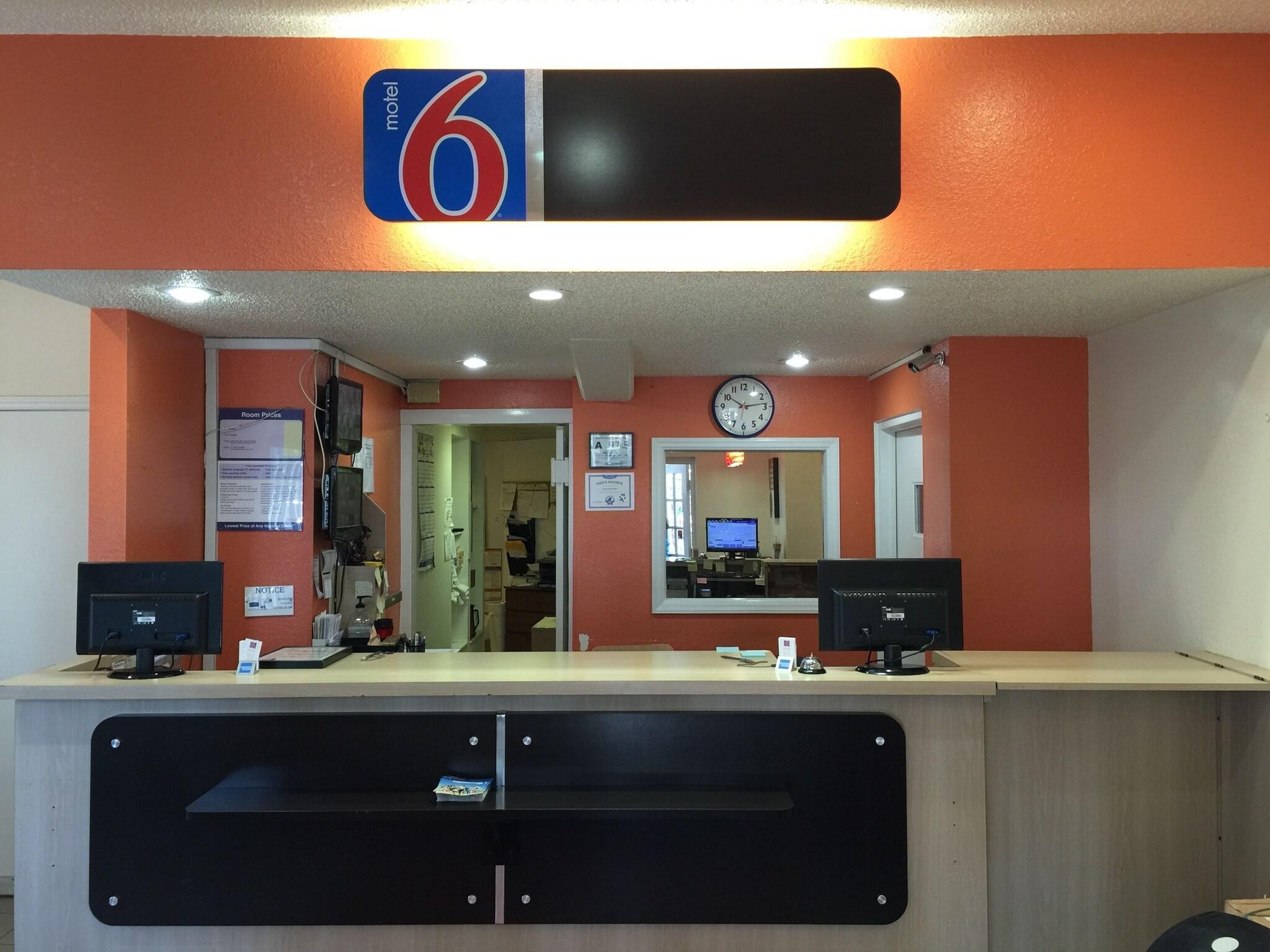 Vista Lobby Motel 6 Raleigh, NC - Cary