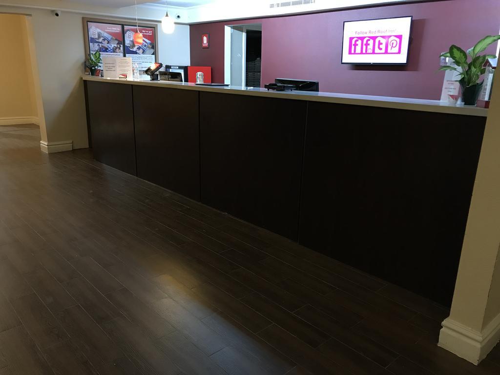Vista Lobby Red Roof Inn Houston East – I-10