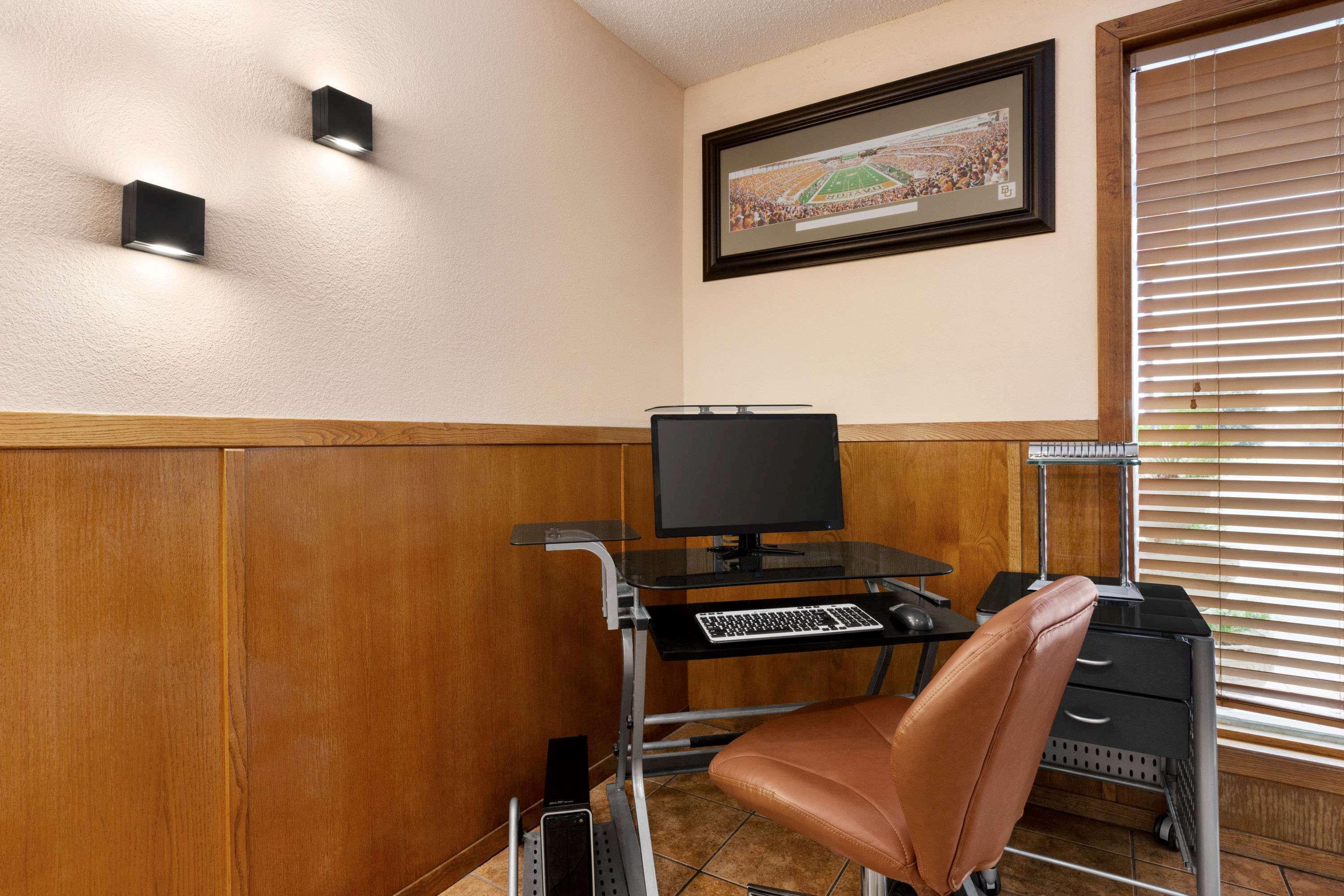 Centro de Negocios Super 8 by Wyndham Waco University Area