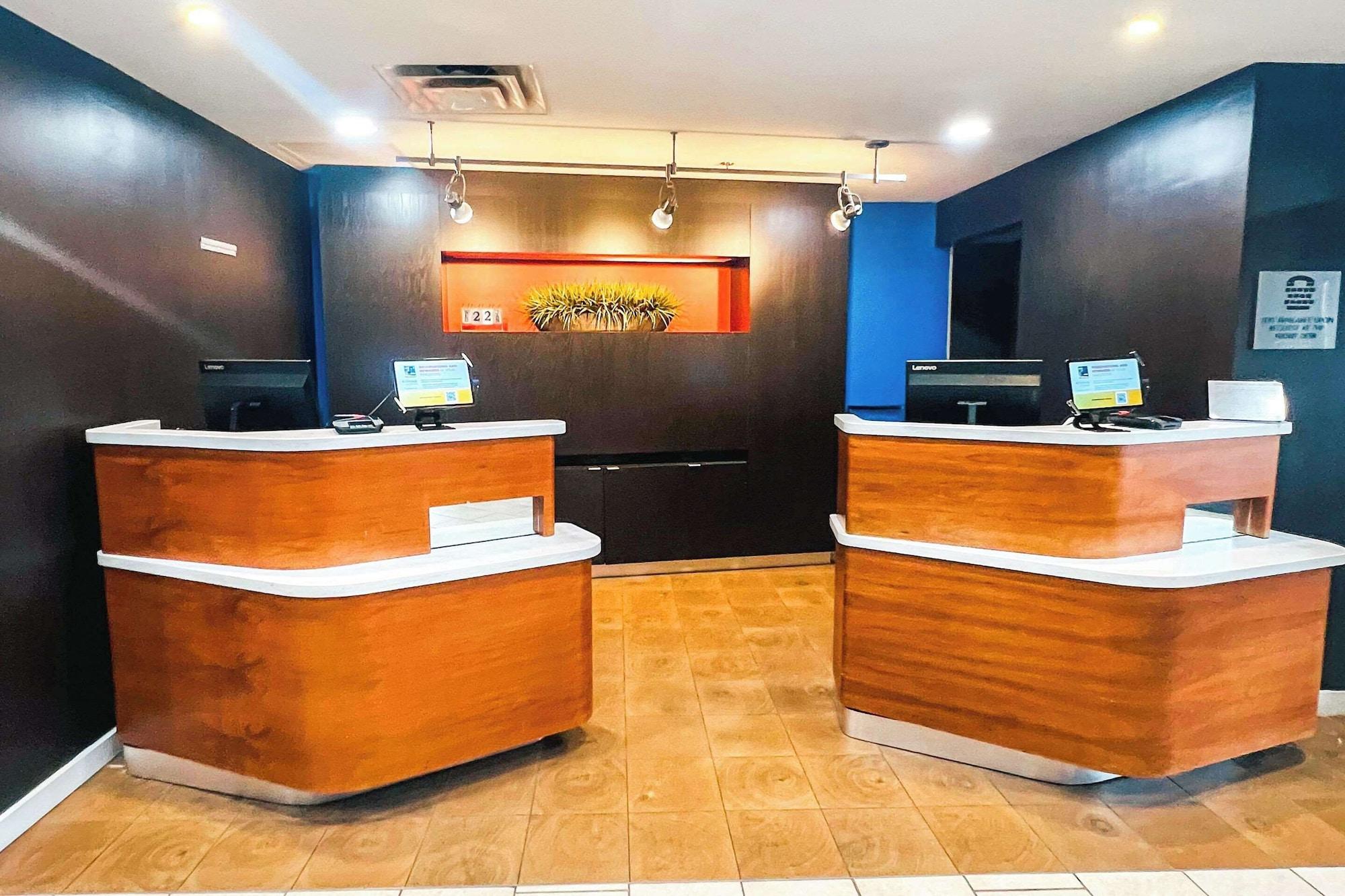 Vista Lobby Country Inn & Suites by Radisson, Columbus-Edinburgh