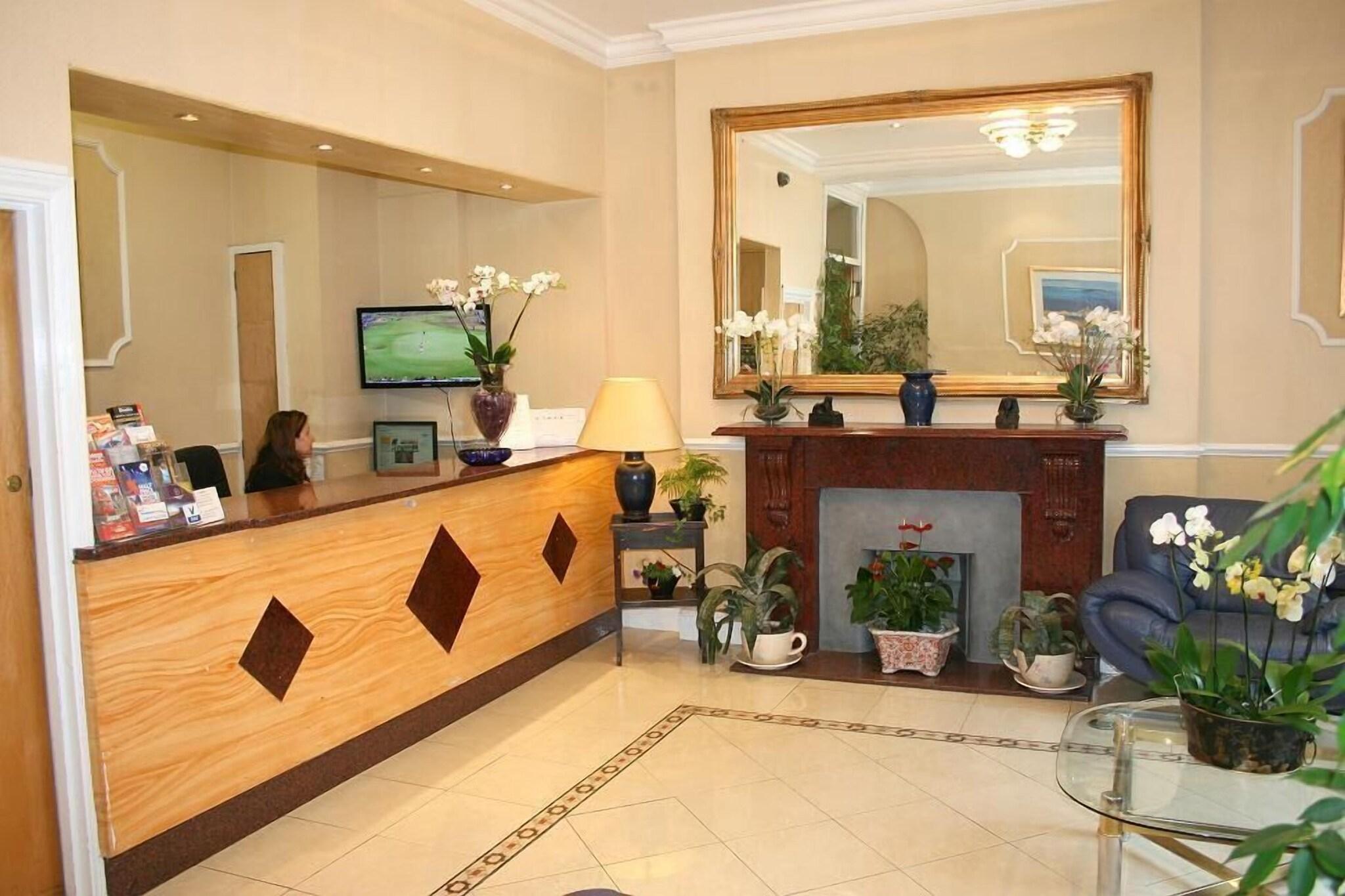 Vista Lobby Avon Hotel