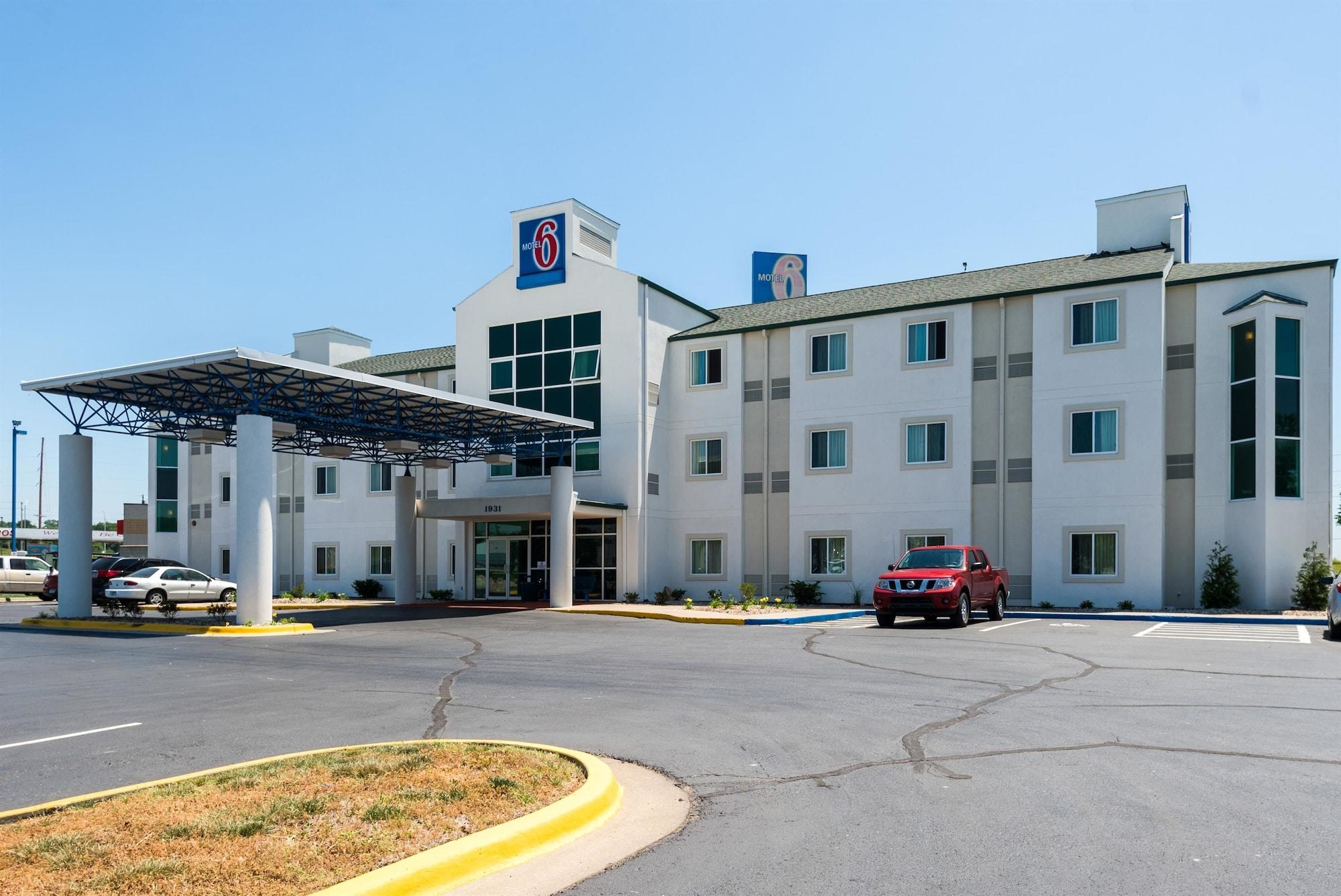 Vista Exterior Motel 6 Junction City, KS