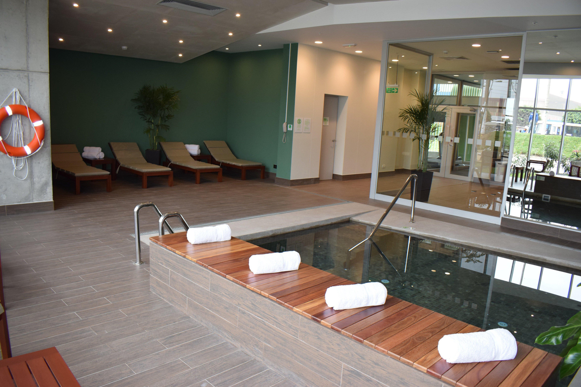Vista Piscina Holiday Inn Lima Airport by IHG