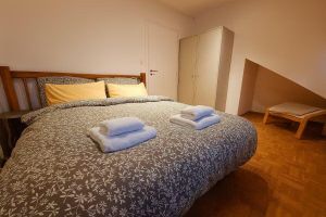 Alquiler Vacacional - KindStay Suite 2 bedroom Apartment w/ Free Parking near Prague Airport