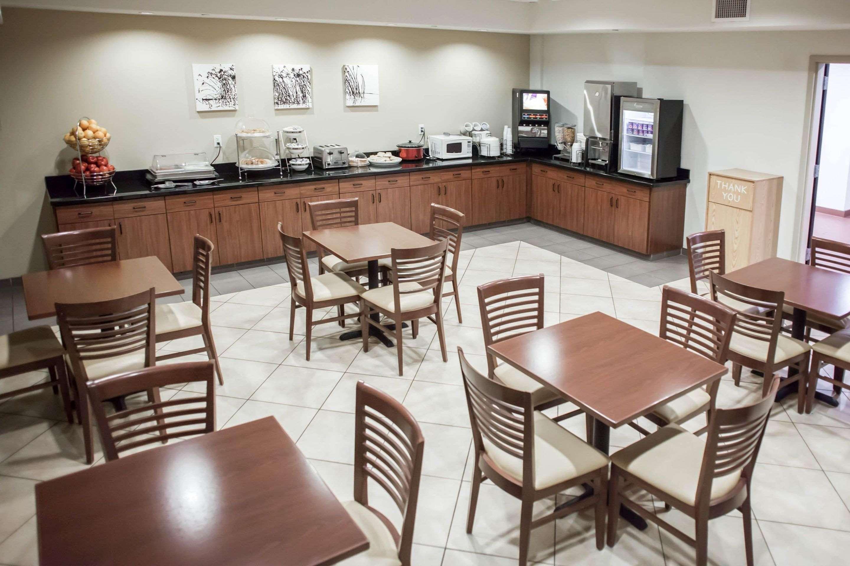 Restaurant Sleep Inn & Suites Indoor Waterpark