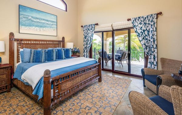 Stunning Luxury Mansion in Playa Flamingo with Six Bedrooms and Beachfront Access - Hoteles 4 estrellas en Playa Conchal, Guanacaste