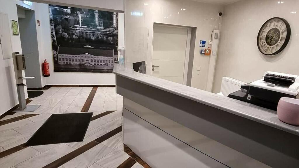 Varios Hotel Linda
