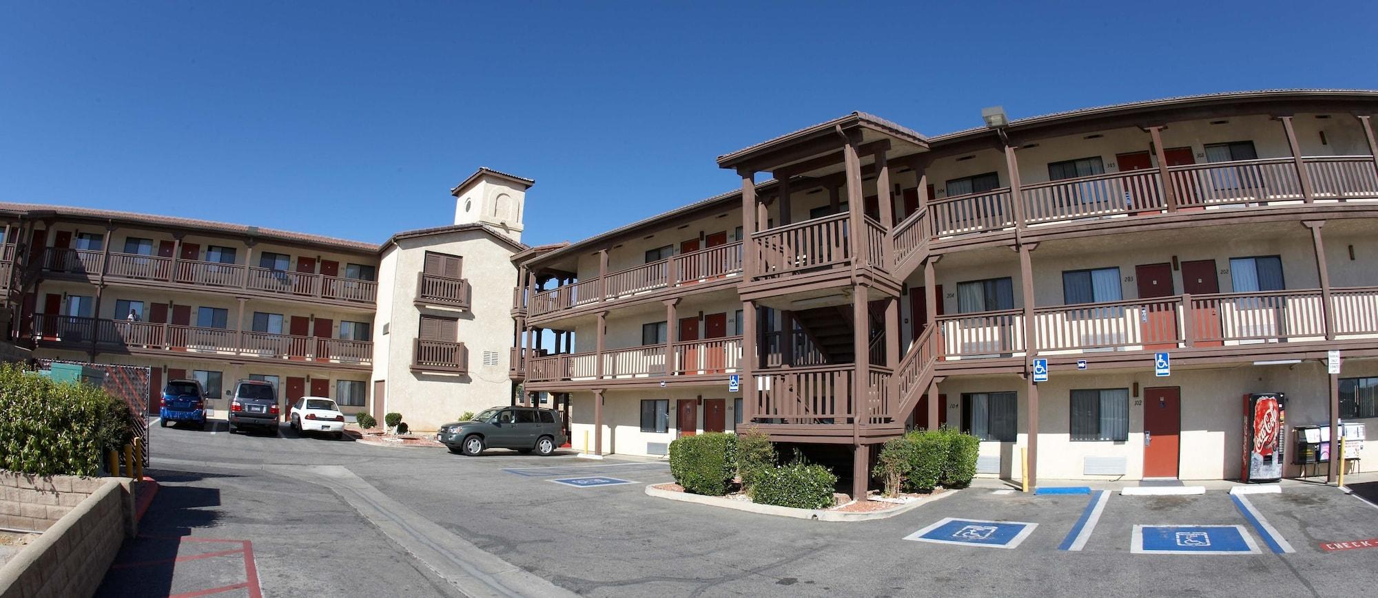 Vista Exterior Palms Inn & Suites