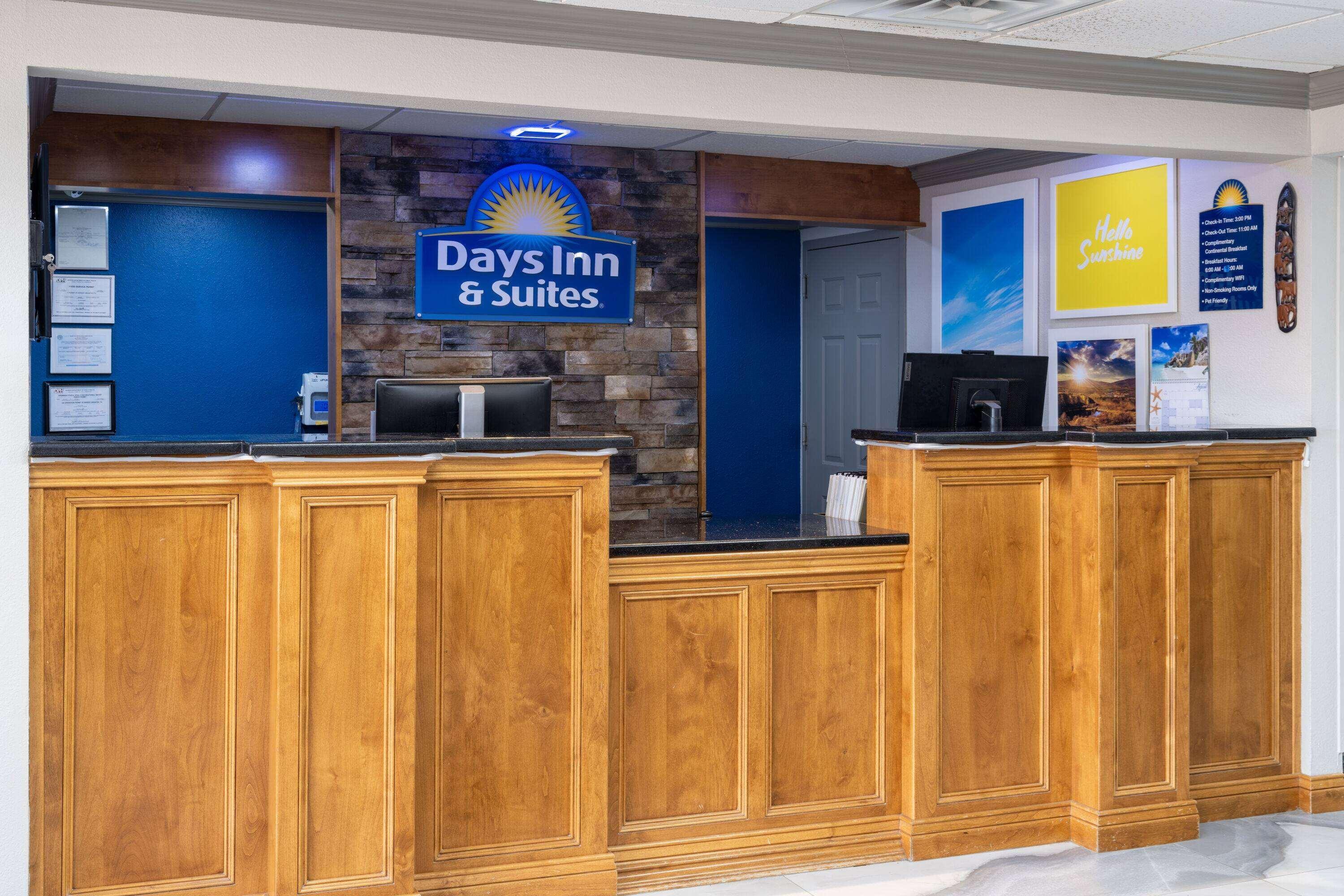 Vista Lobby Days Inn & Suites by Wyndham Commerce