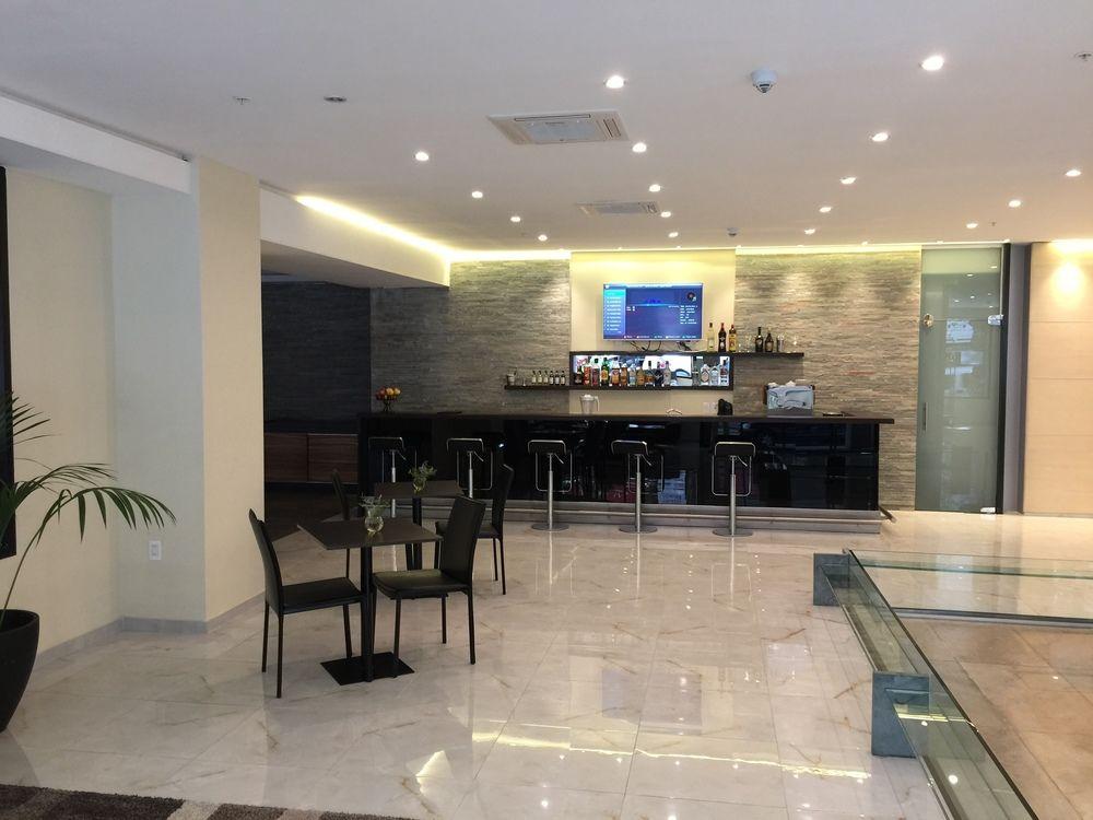 Bar/Salón Crystal Tower