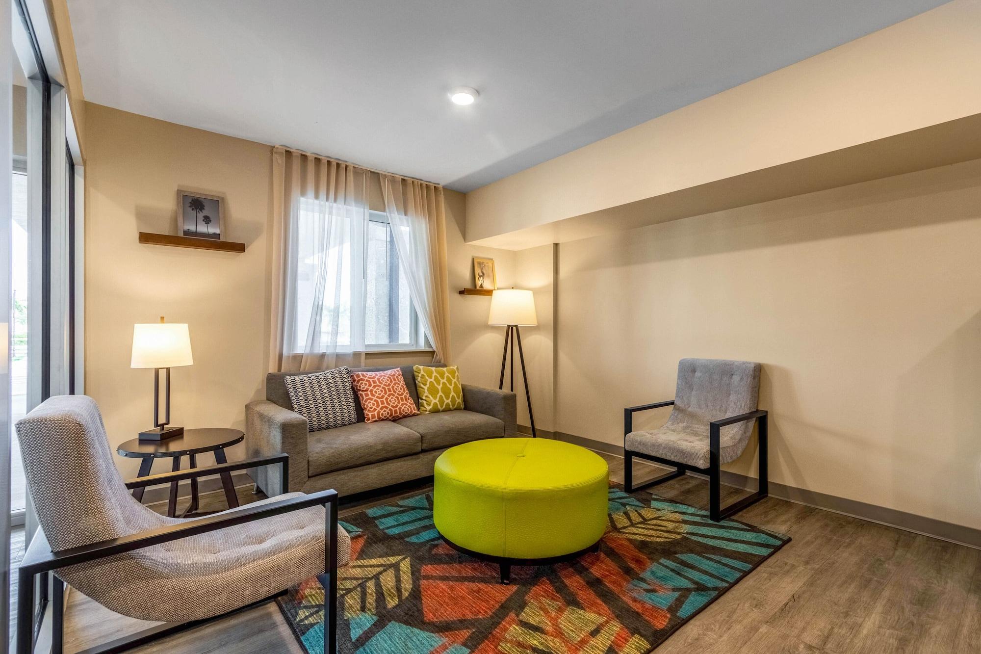 Vista Lobby WoodSpring Suites Jacksonville - South