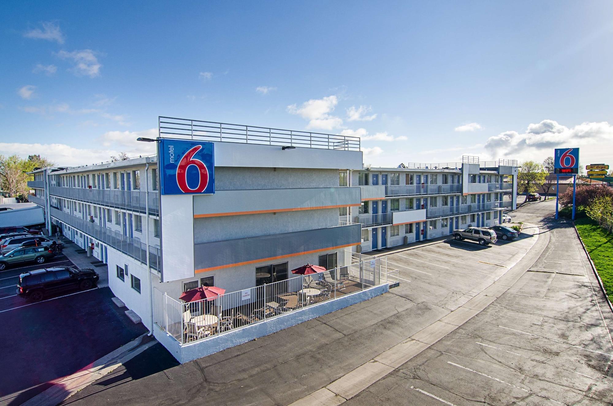 Vista Exterior Motel 6 Denver, CO – Downtown