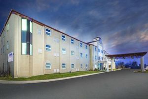 Alojamiento - Travelodge by Wyndham Romulus Detroit Airport