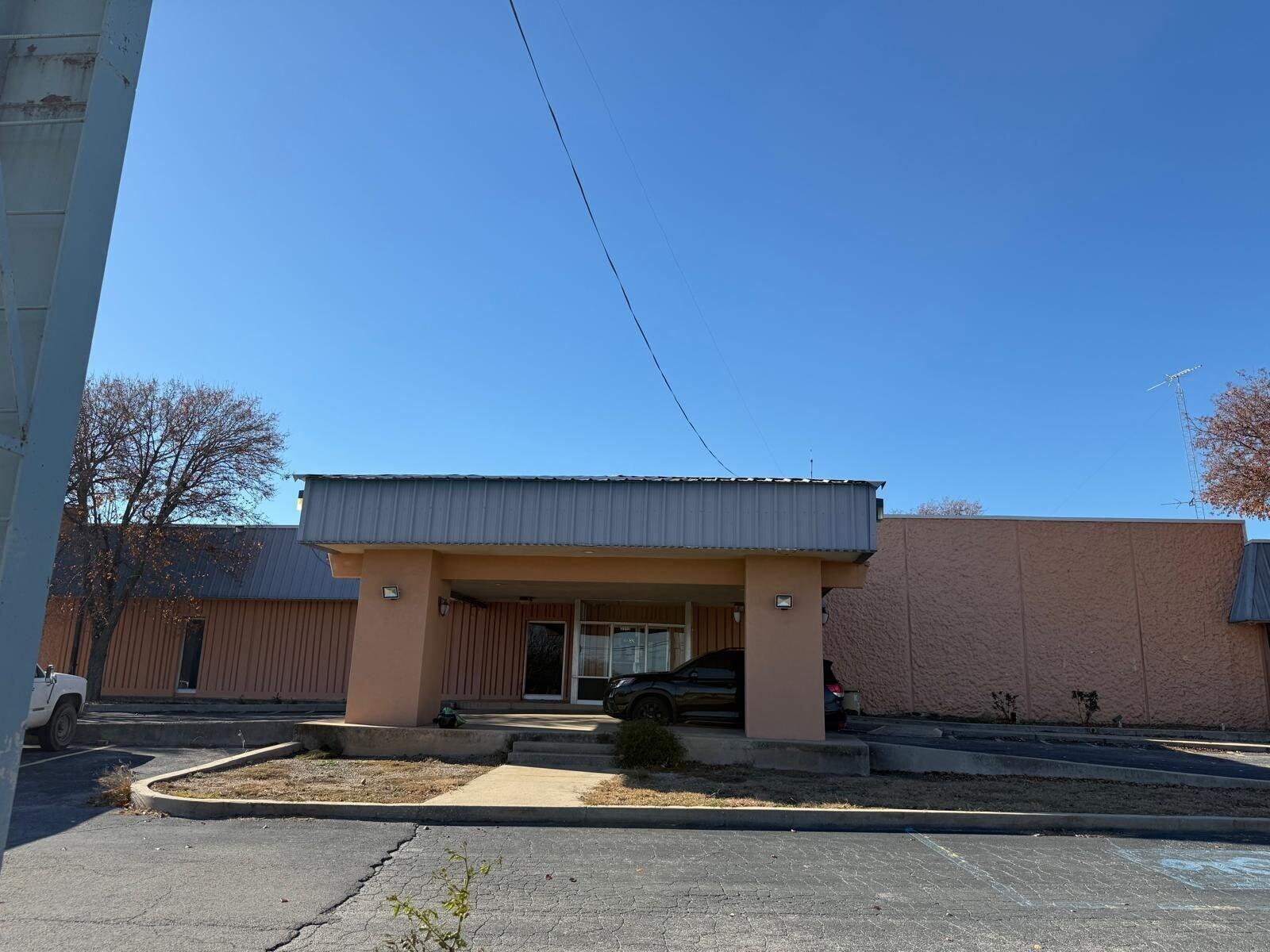 Vista Exterior Castle Inn & Suites by OYO Lawton