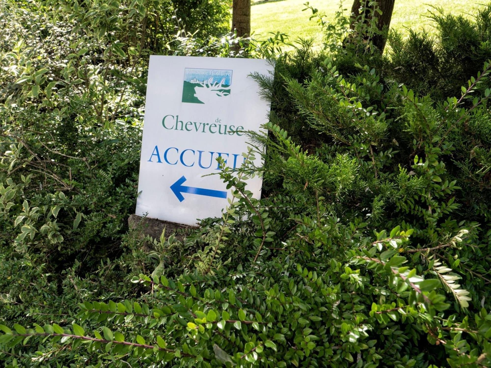 Vista Exterior Residence Hotel Les Ducs De Chevreuse