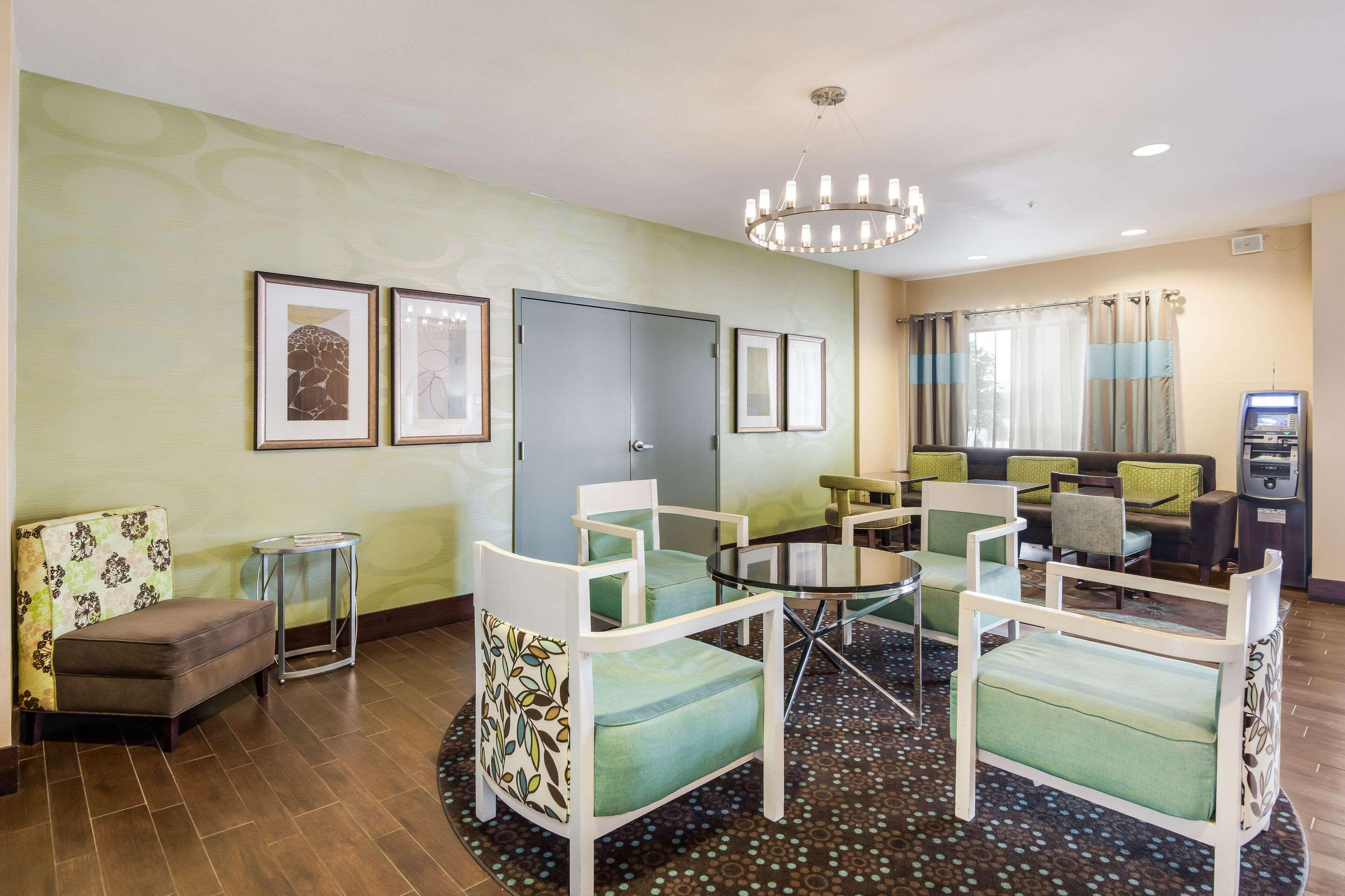Vista Lobby Quality Inn & Suites Quincy - Downtown