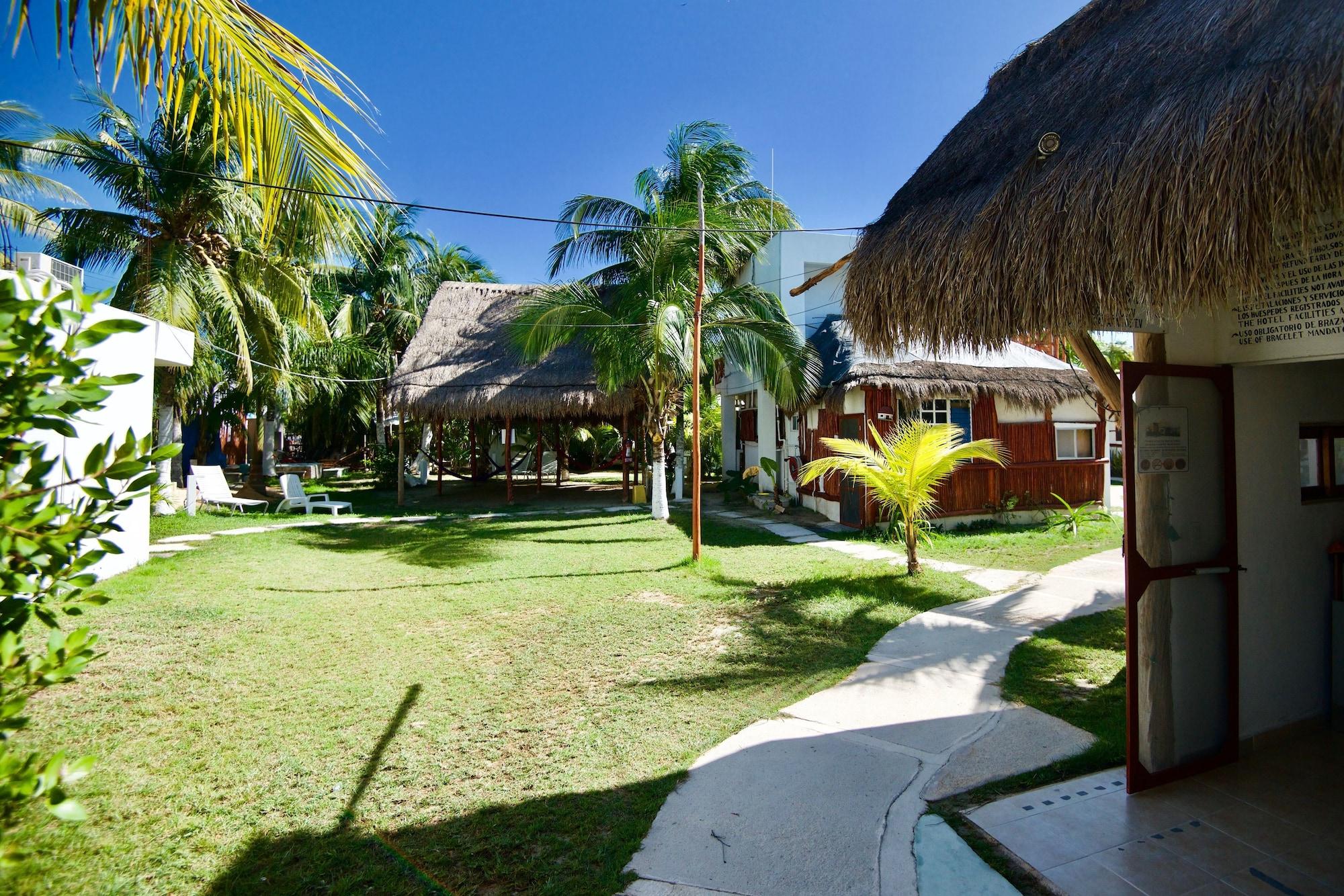 Varios Golden Paradise Hostel