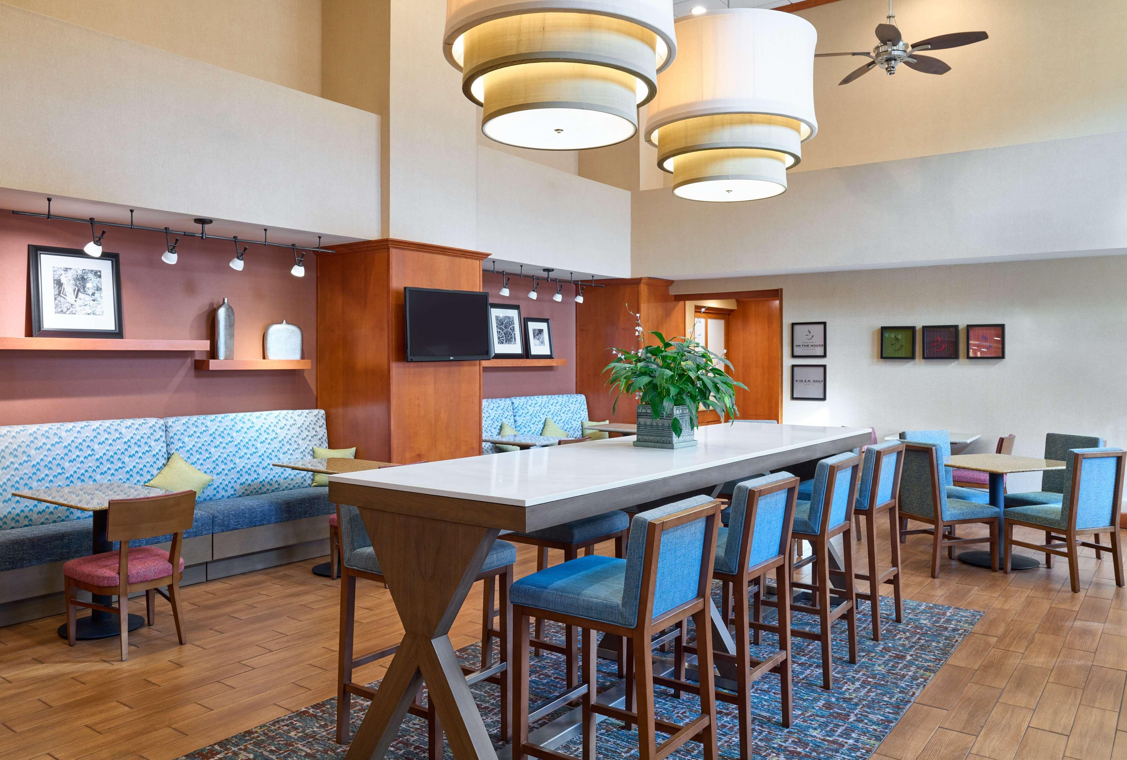 Vista Lobby Hampton Inn & Suites Providence/Smithfield