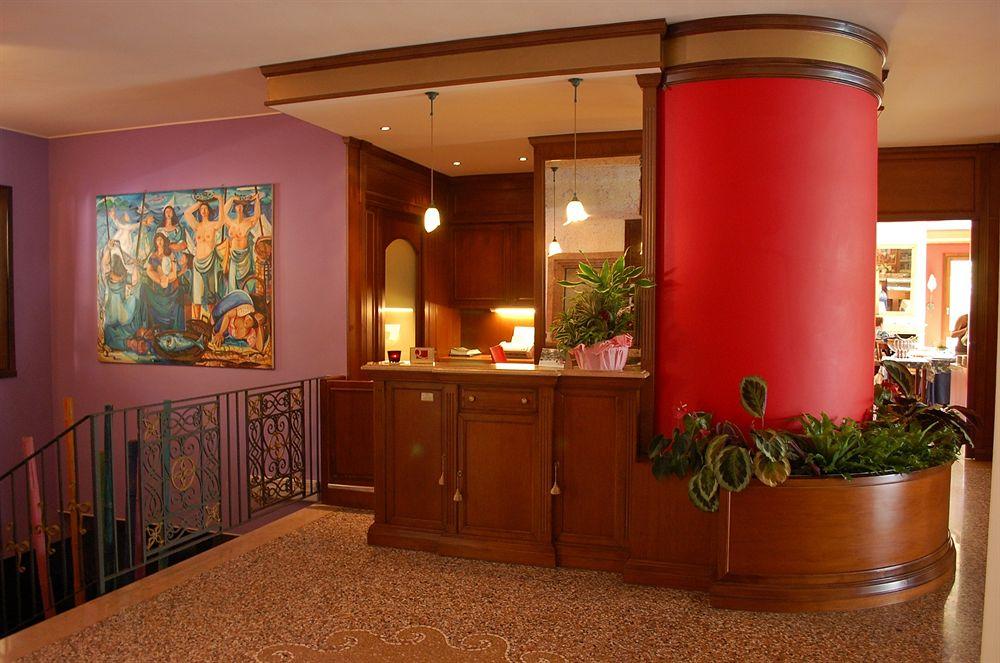 Vista Lobby Villa Madrina