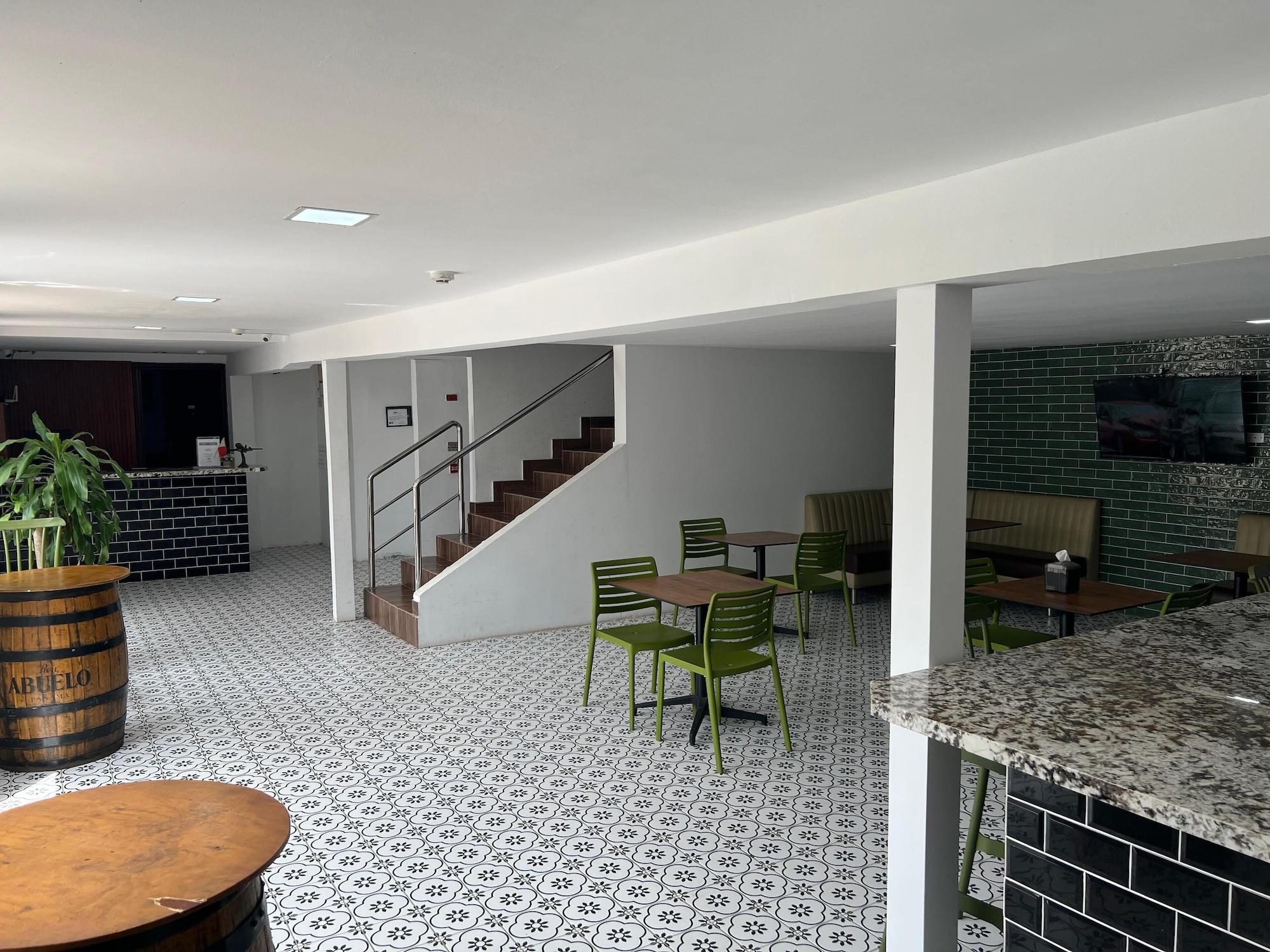 Restaurant Express Inn Panama International Airport Hostel