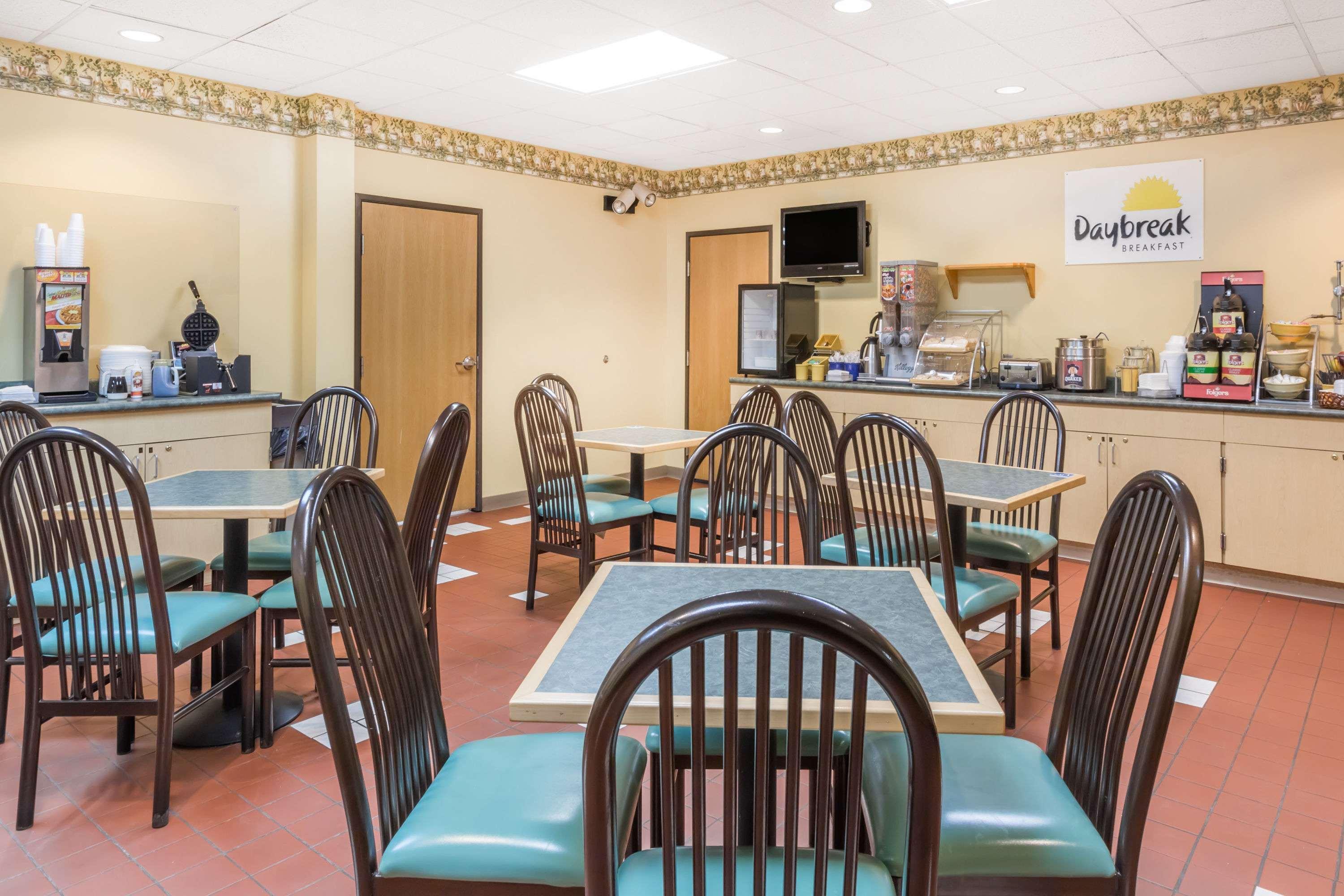 Restaurant Days Inn & Suites by Wyndham Bridgeport - Clarksburg