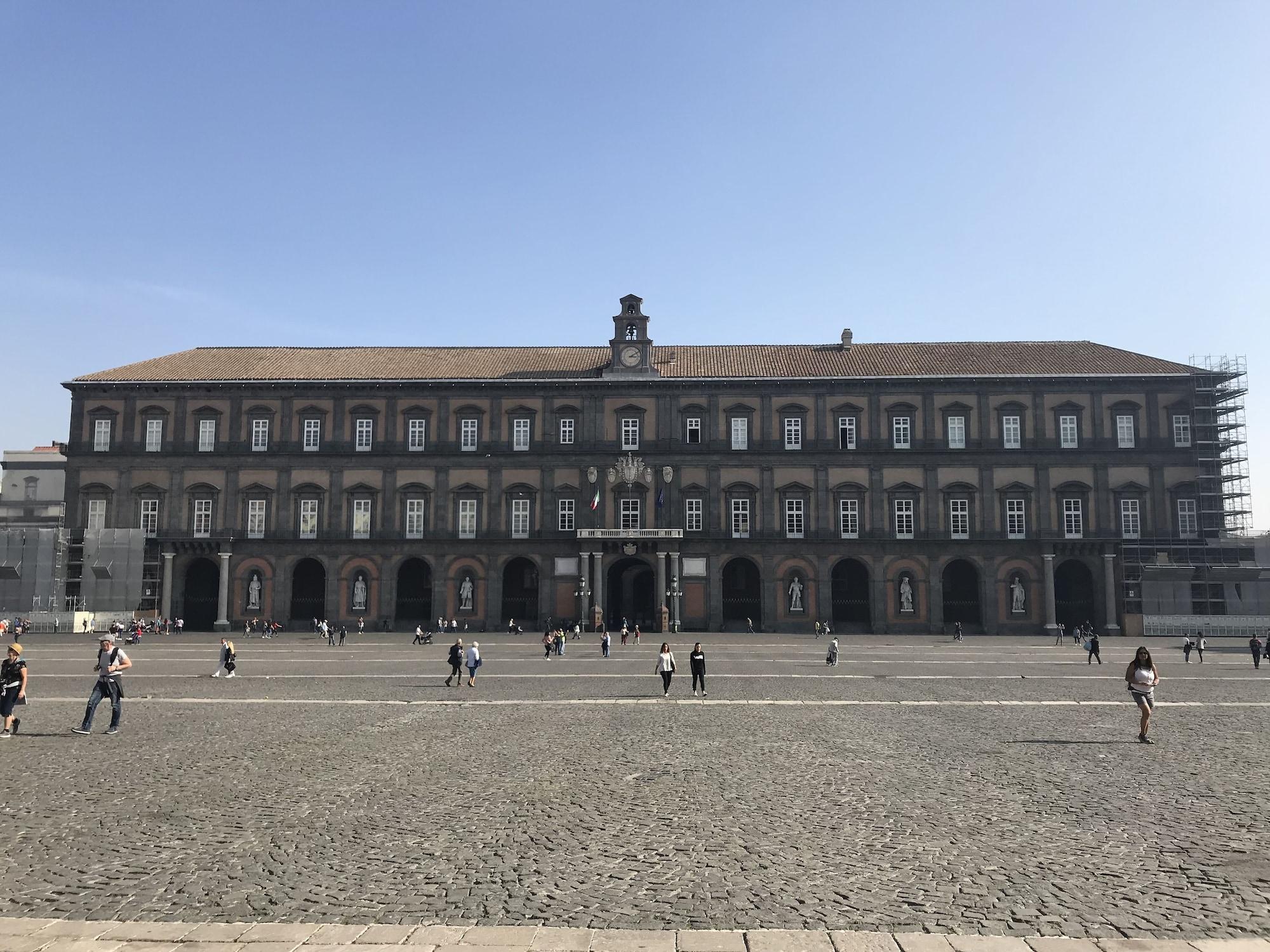 Varios Caruso Place Boutique & Wellness Suites