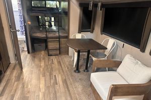 Alojamiento - Vibe hilltop camper with Texas skyline