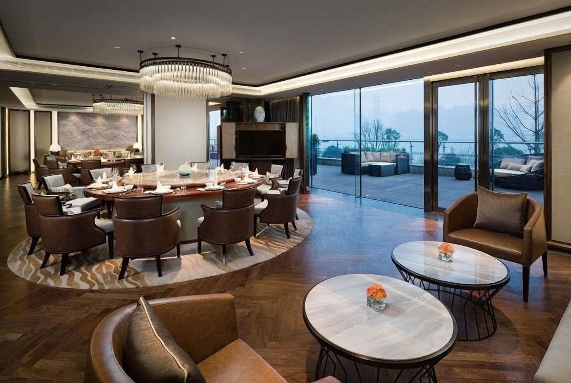 Restaurant Howard Johnson Yacht Club Hotel
