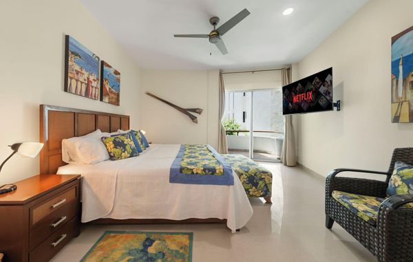 Stunning views of Cancun, private beach, w/resort style pool and hot tub - Hoteles con jacuzzi en Isla Mujeres, México