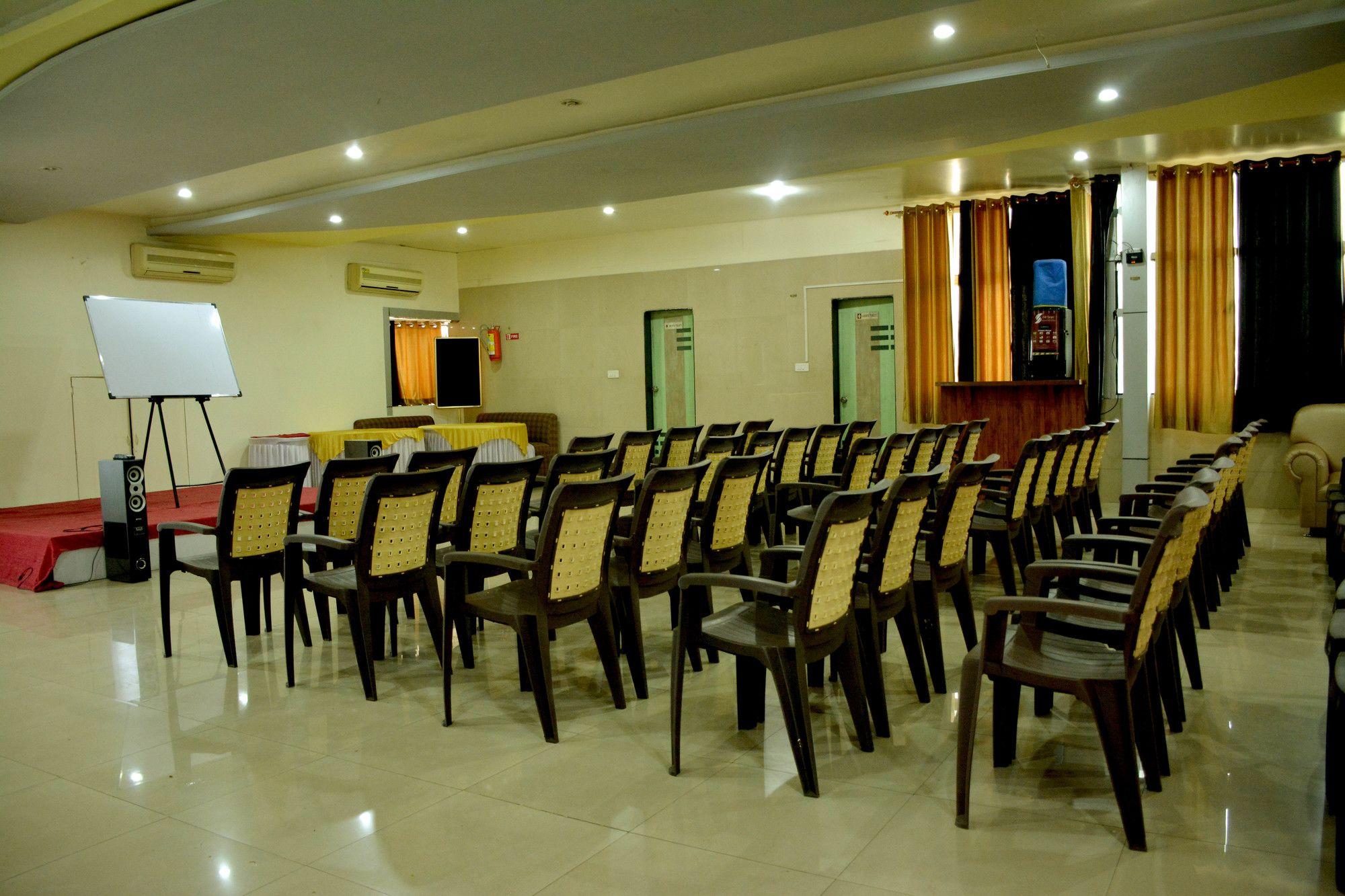 Sala de Reuniones OYO 8244 Hotel Bliss Executive